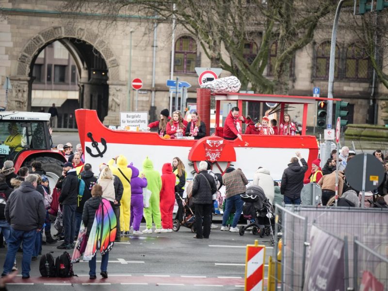 Der Rosenmontagszug in Duisburg 2025 startete mit einer Stunde Verspätung. (Archivfoto)