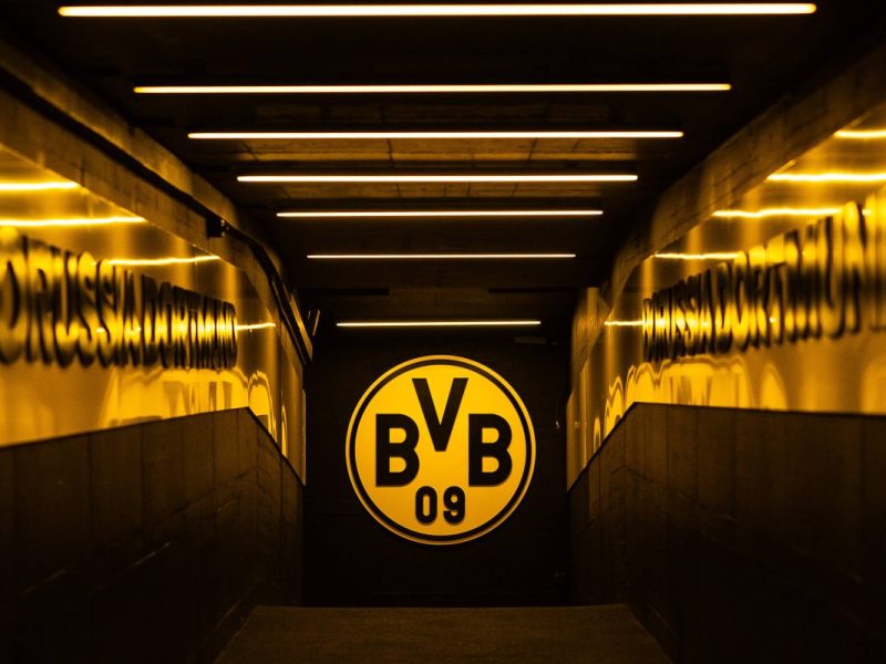 Borussia Dortmund stellt ein neues Sondertrikot vor.