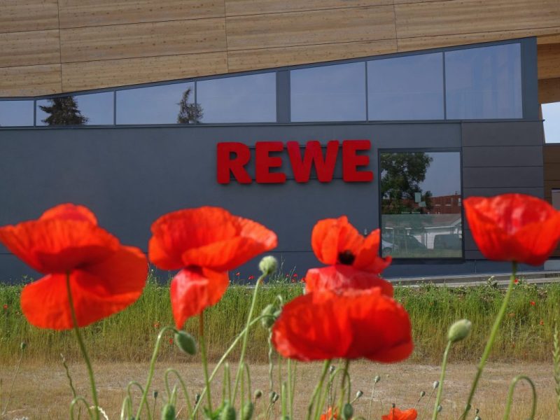 Kunden von Rewe und Penny staunen vor den Getränke-Regalen.