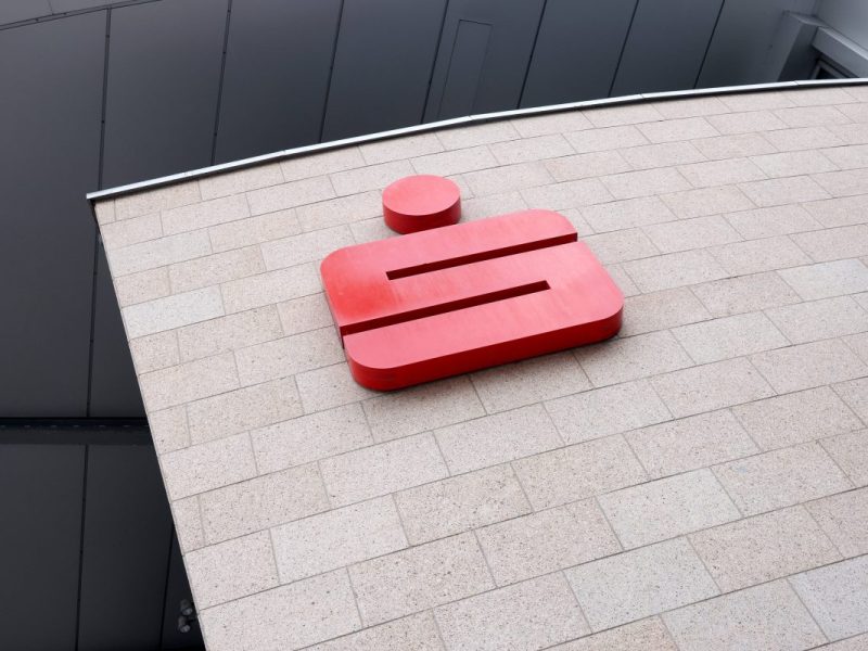 Kunden der Sparkasse winkt eine Rückzahlung.