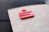 Kunden der Sparkasse winkt eine Rückzahlung.