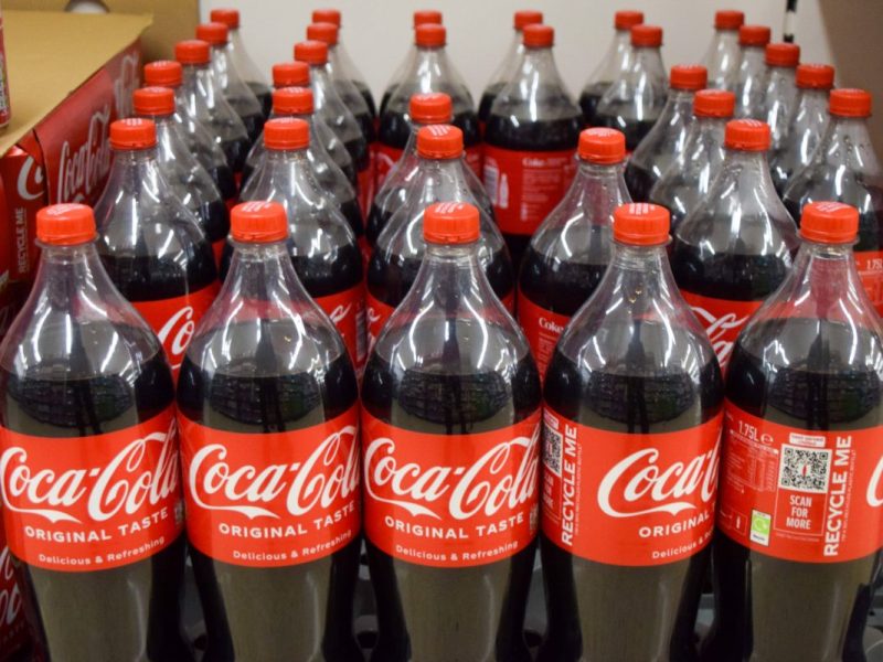 Kunden von Aldi, Lidl und Co. können sich auf eine Neuerung von Coca-Cola gefasst machen.