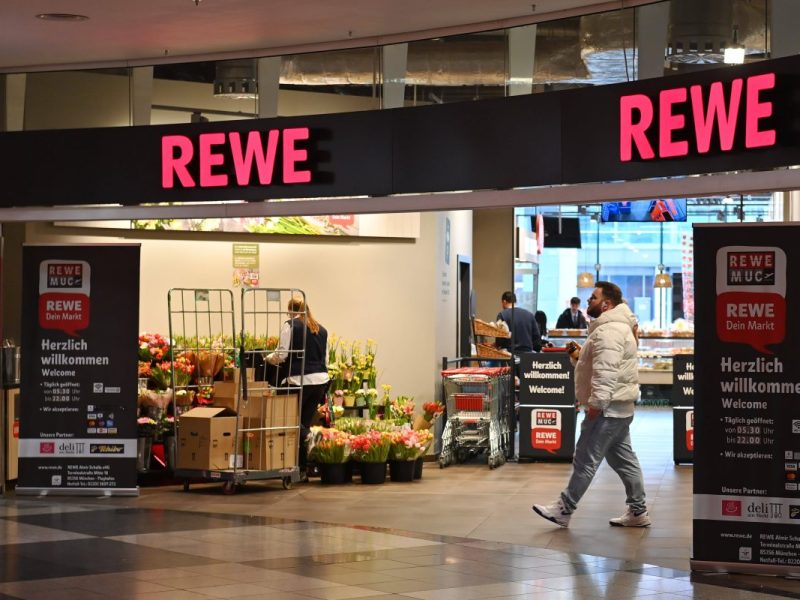 Die Unternehmensgruppe Rewe möchte ab 2026 expandieren. Es sollen etwa 75 Geschäfte der Tierfachmarkt-Kette ZooRoyal eröffnet werden.