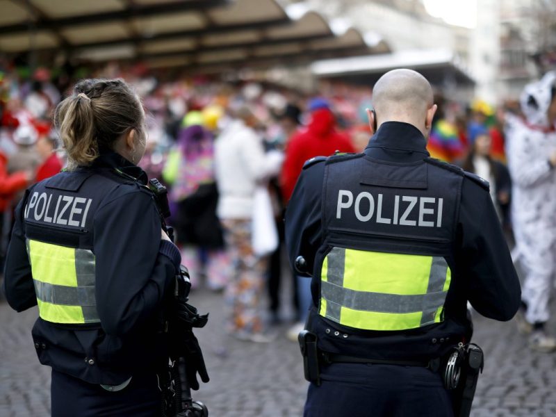 Karneval in Köln: Polizisten entdecken verkleideten 