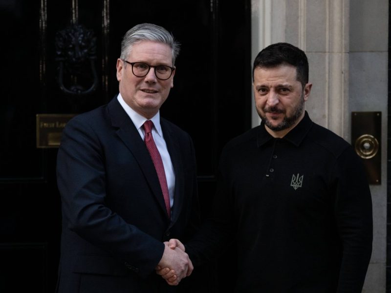 Selenskyj (rechts) trifft den britischen Premierminister Starmer.