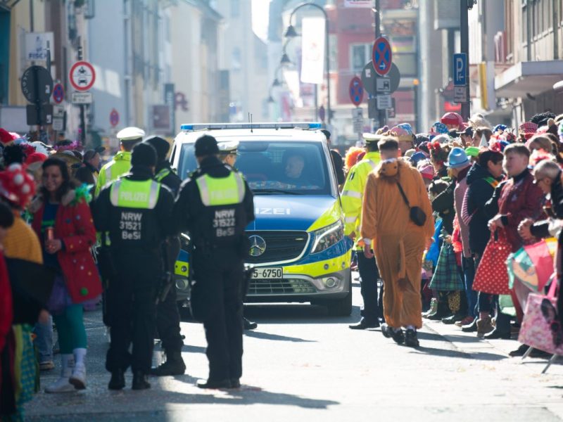 Jecken in NRW aufgepasst! Wer dieses Accessoires an Rosenmontag dabei hat, könnte hart bestraft werden.