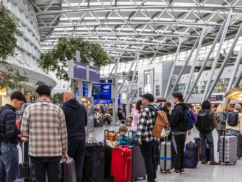 Flughafen Düsseldorf. Terminal. Innenansicht mit Reisenden.