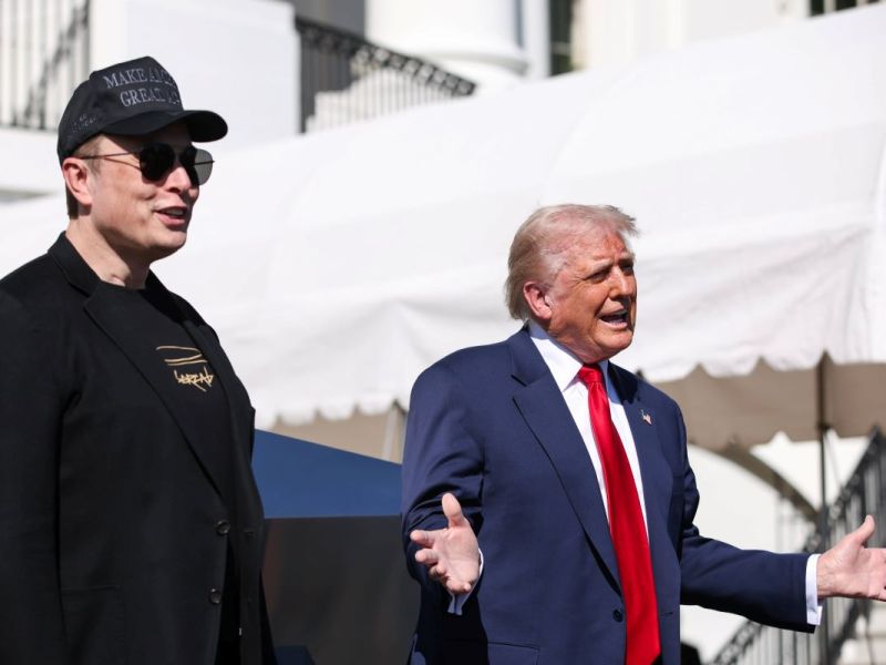 Donald Trump und Elon Musk vor dem Weißen Haus.