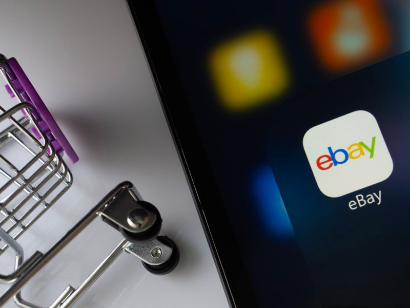 Einkaufswagen neben Ebay-Logo