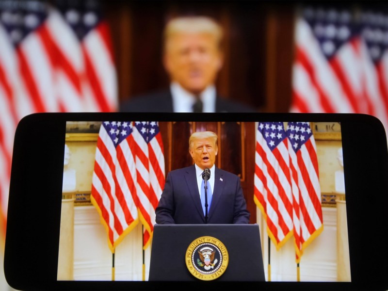Trump verkauft eigenes Smartphone –  und belügt seine eigenen Fans