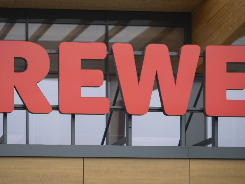 Rewe und Edeka: Kunden kaufen ein – beim Blick in die Tüte fallen sie aus allen Wolken