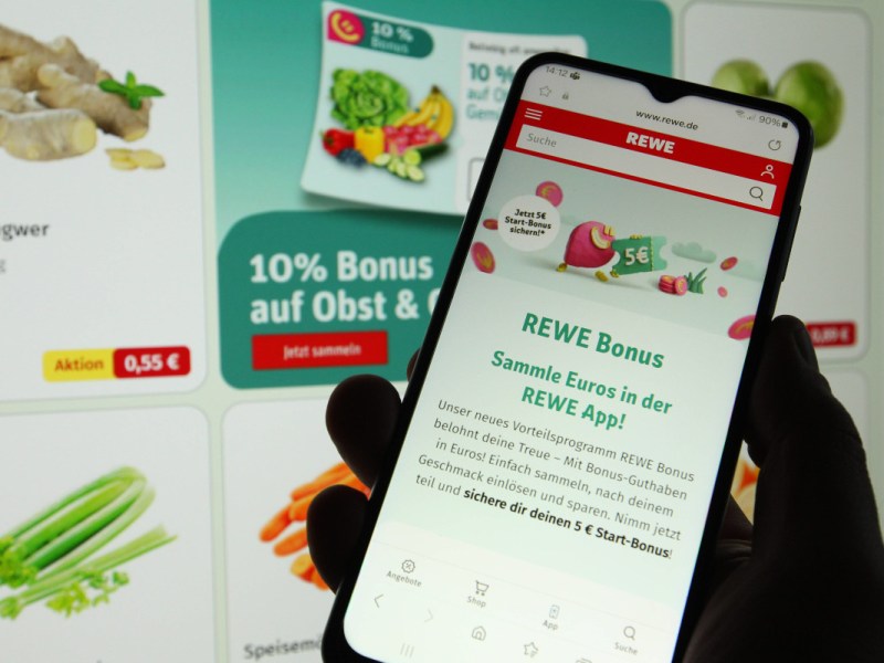 Rewe-Kunden zeigen beim Bezahlen die Bonus-App – plötzlich meldet sich die Kassiererin